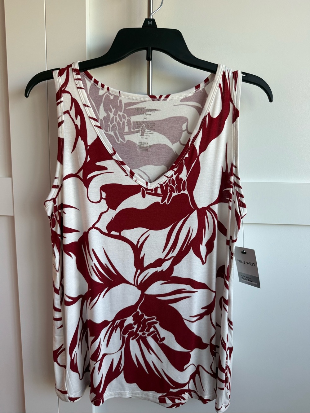 NWT - Nine West Burgandy & White Floral V-Neck Tank - size M